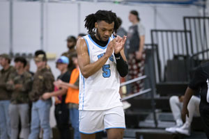 Nakavieon White clapping on the court.
